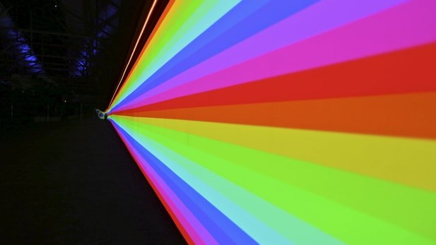 一道16色彩虹高掛 停車場變藝術空間