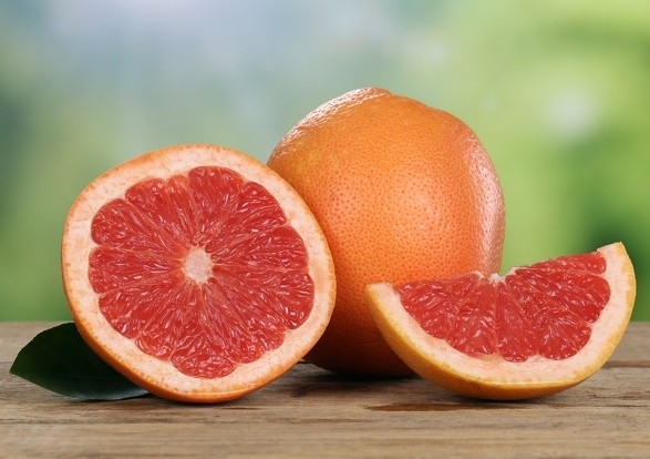 降壓藥+葡萄柚  葡萄柚的成分，會干擾小腸中幫助代謝藥物的酵素！