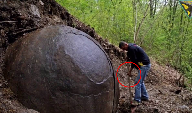 考古學家上山時發現巨大的「神秘石球！」含鐵量極高的它竟然不是人類造的....
