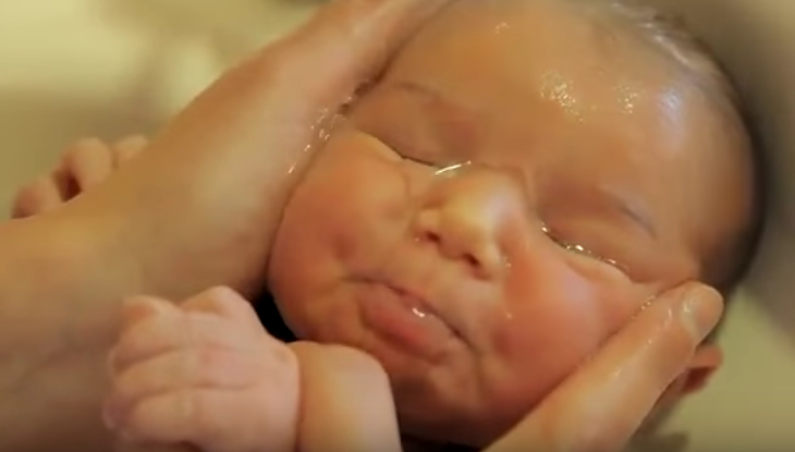 破千萬人瀏覽的影片！一名女護士為新生兒「洗澡的畫面」太讓人了不起了...