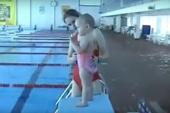 一名「不到2歲」的寶寶被媽媽推進水裡，讓網友看了嚇一大跳！沒想到寶寶最後竟然....