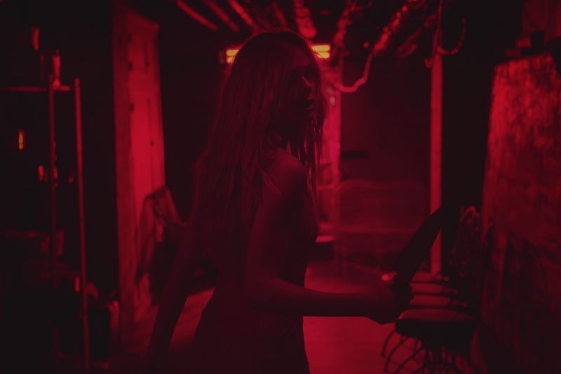 《下女的誘惑》《樓下的房客》不夠看　《霓虹惡魔》最「腥」片段釋出 爭議情節挑戰網友倫常尺度　8月25日異色上映