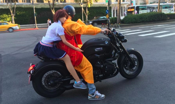 震撼！袈裟男「騎BMW重機」在台北市區放閃！路人往後一看瞬間嚇壞！沒想到那女生竟然是...