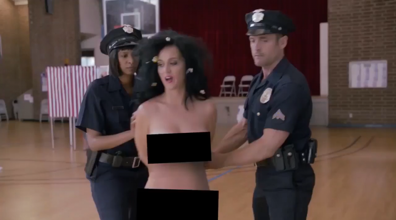知名女歌手凱蒂佩芮因裸奔遭警方逮捕！背後的原因竟然是...