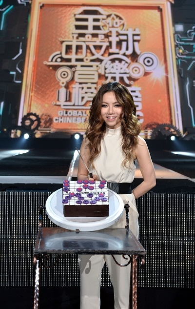 张清芳睽违五年开金嗓 百万mic,互动萤光棒演唱会级声光飨宴