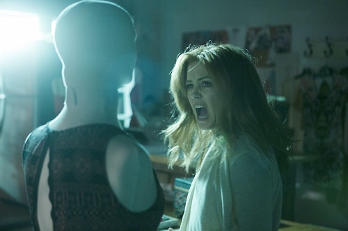 【出神入化】女星艾拉费雪力甩甜美形象,首度挑战惊悚撞邪演出极致