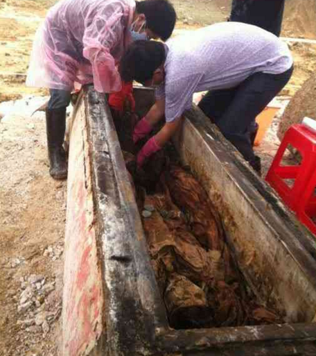 直击明代冥婚墓恐怖的开棺全程,女孩被活活封进棺材,没想到里面竟然有