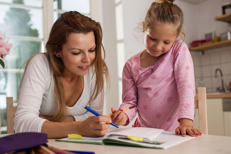 孩子写作业，父母大崩溃！5个指导孩子写功课的秘诀...「家庭作业」不是「家长作业」！