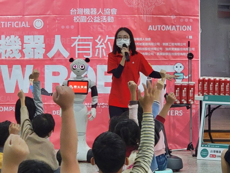開元食品送戀職人鮮奶 至桃園市偏鄉 與 台灣機器人協會 宣導網路安全使用及食品安全重要性