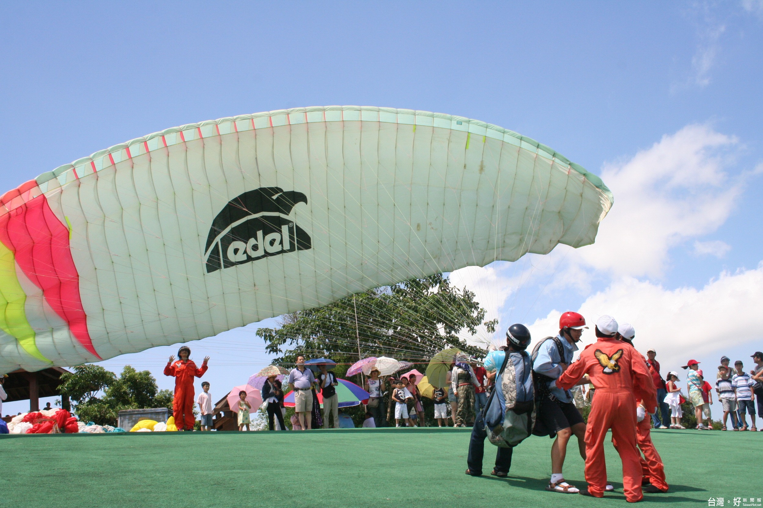 飛行傘國際邀請賽　50位高手鹿野高台較勁