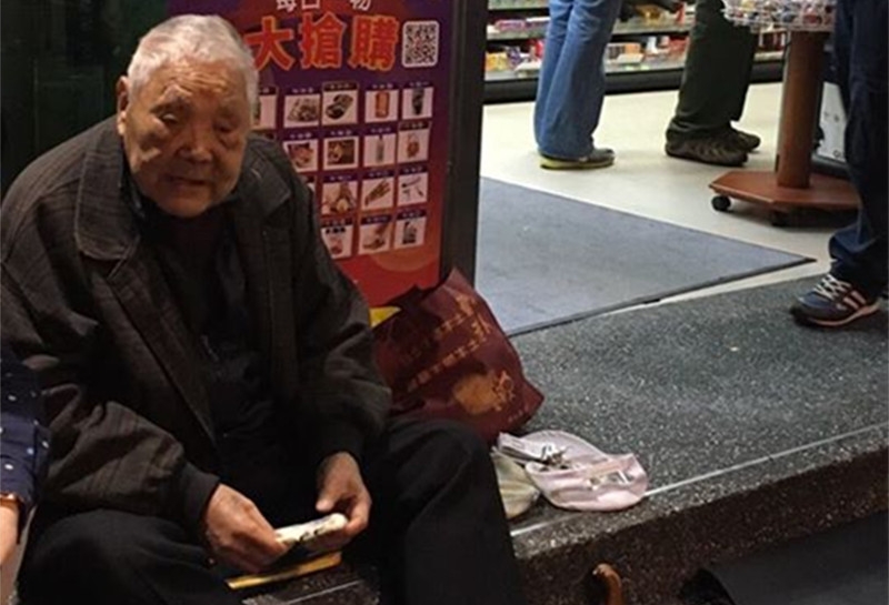95歲的江爺爺，老伴臥床、孫子身障，沒想到他的兒子竟然還這樣做...