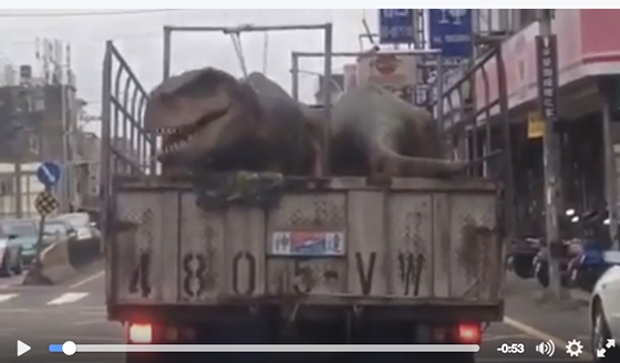 太可怕了....竹北路上竟發現野生恐龍，而且還會動！！路人都被嚇傻了.....