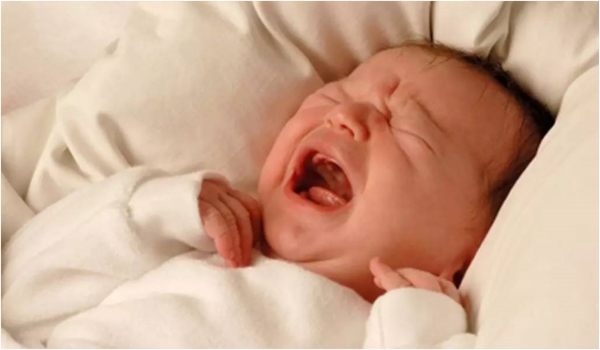 寶寶半夜哭鬧不休，這三個安撫方法很有效...最後一個感覺好舒服啊！’