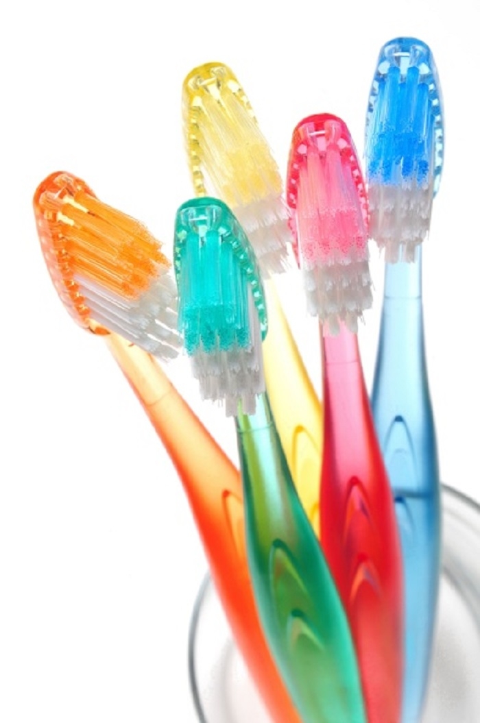 牙刷三周不換，竟然比馬桶髒80倍！！你可以用這種方式，消除牙刷的細菌、黴菌...
