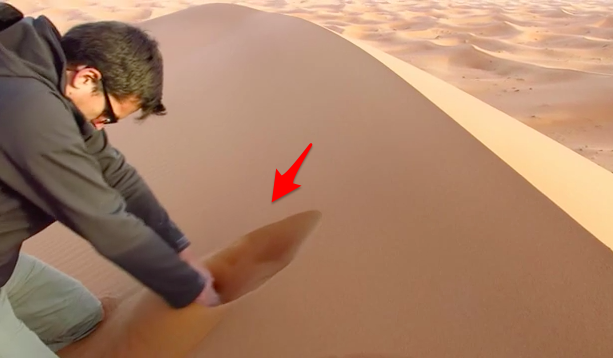 男子突然將手「插進沙堆」裡面，原以為只會挖出一個大洞！結果下一秒旁邊的人都看呆了，沒想那些沙子竟然....