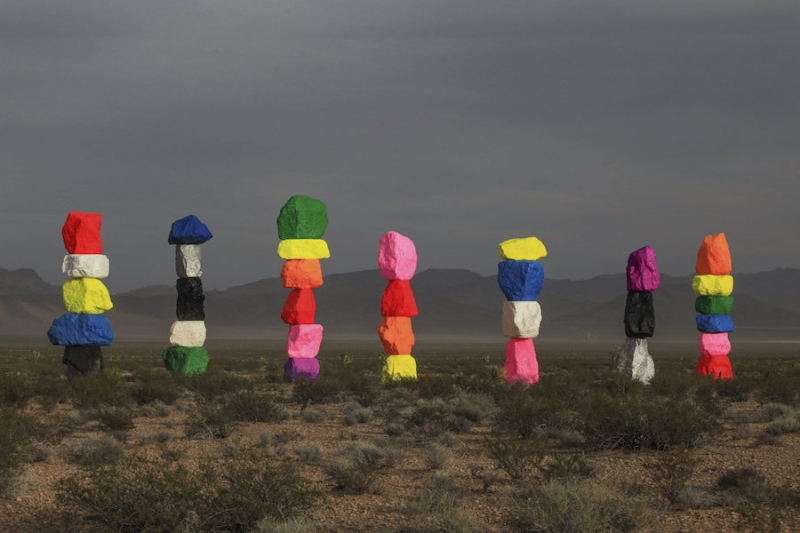 沙漠裡的彩色魔山 向美國環境藝術致敬