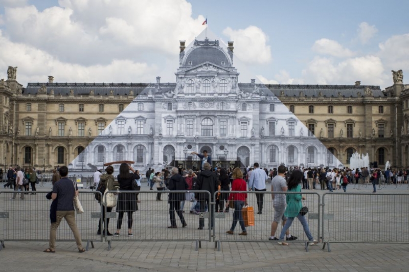 羅浮宮前的金字塔 被藝術家變不見？