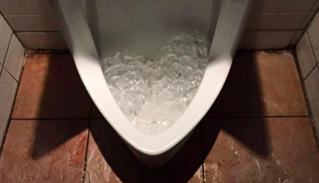 為何餐廳的小便斗總是會倒滿冰塊？專家：男人會比較專心！