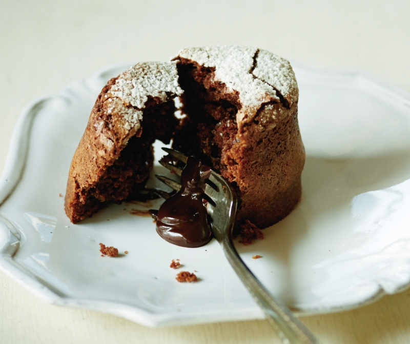 只要「10個」步驟！讓你第一次做【爆漿熔岩巧克力蛋糕】就成功！快來體驗巧克力在口中爆發的美味吧~