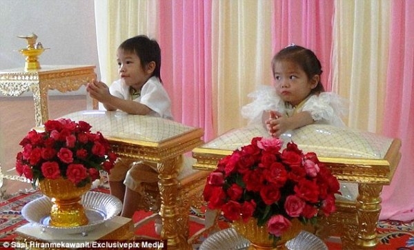 不是兒戲！泰國一對年僅3歲的龍鳳胎舉辦婚禮，這一切都是他們媽媽的安排？