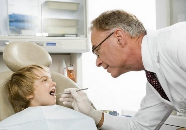 想到要帶孩子看牙醫就崩潰！不是只能把寶貝綁在診療椅上...其實還有「這個方法」能讓孩子不再害怕看牙醫！