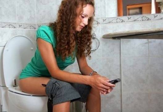 你上廁所時會看手機嗎？想要健康的女人都會看！