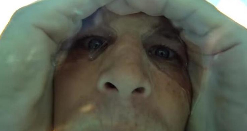 男子看到同學零成本「自製空氣蛙鏡」，目睹驚人成果後，全班再也不帶蛙鏡去游泳了！