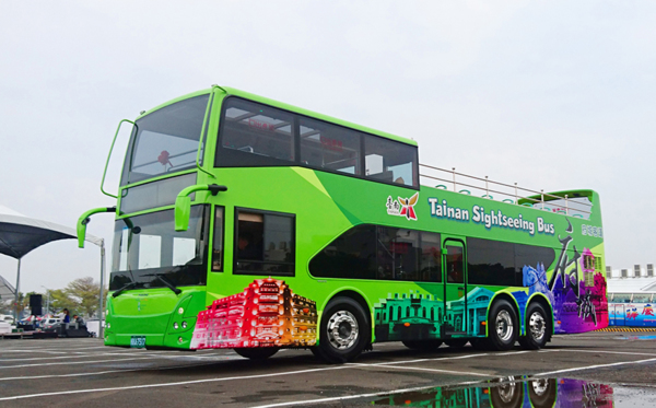 台南觀光有吃又有玩 雙層巴士上路營運