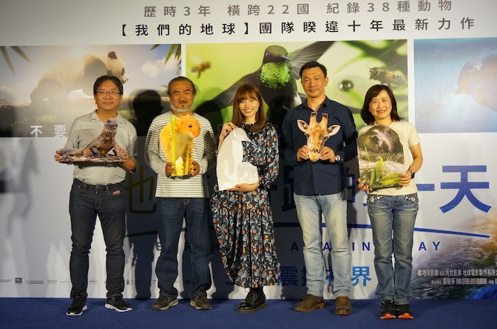 《地球：奇蹟的一天》地球日首映 中文配音黃信堯導演想養長頸鹿笑言最近養的寵物是蚊子