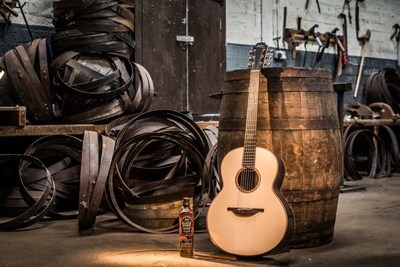 布什米爾斯(R)愛爾蘭威士忌推出首款限量版吉他