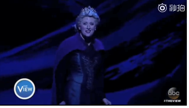 神還原！迪士尼百老匯《冰雪奇緣》真人演唱《let it go》舞台效果太強大，Elsa女王最後一鍵換裝全場都沸騰了！ 