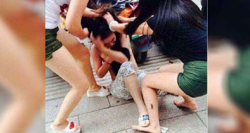 老公外遇元配帶人「當街扒光小三」暴打　「最後畫面」卻讓所有人看傻眼