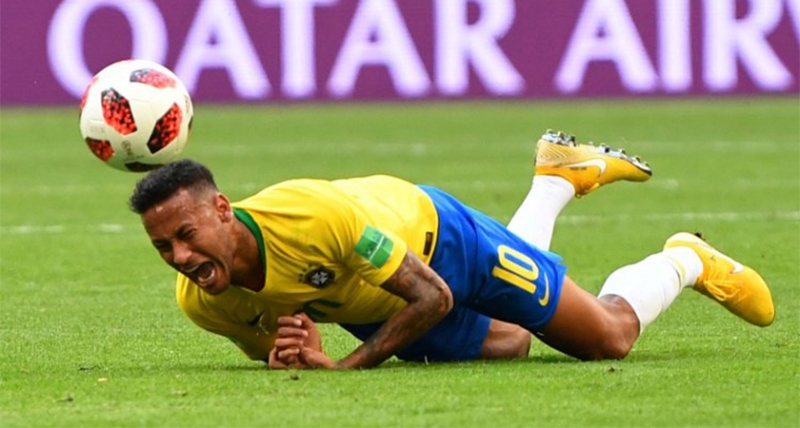 盤點足球場上幾個「影帝級假摔」的動人時刻　隔山打牛、彈耳爆頭都只是入門款！