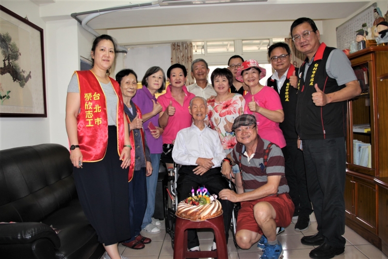 臺北市榮民服務處祝賀呂仲卿老先生102歲大壽