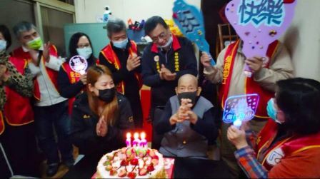 臺北市榮民服務處為百歲榮民胡0安慶生祝壽