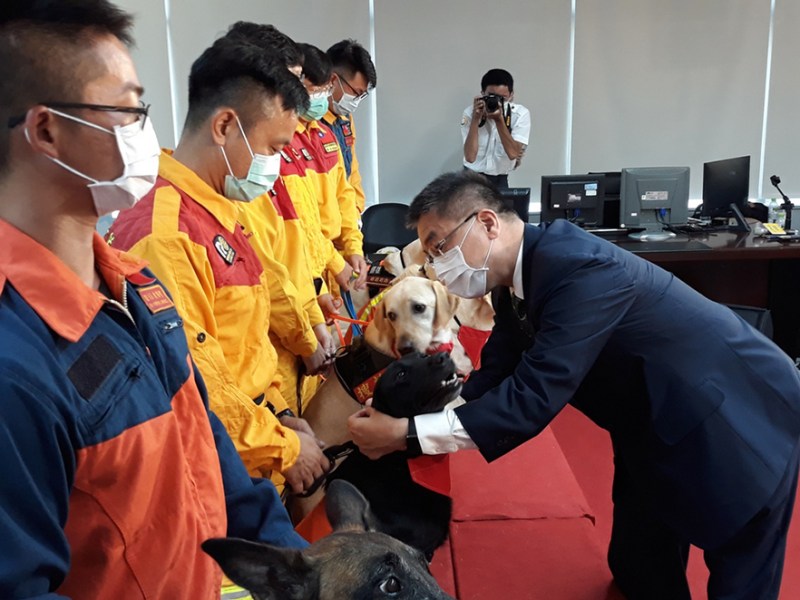 徐國勇為MRT認證搜救犬授階 並見證4隻功勳犬除役認養