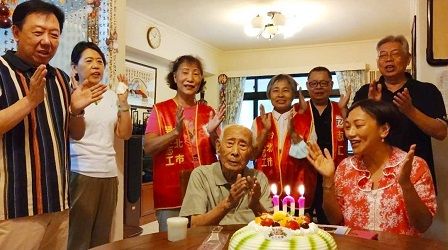 臺北市榮民服務處祝賀鄧咸歡老將軍101歲大壽