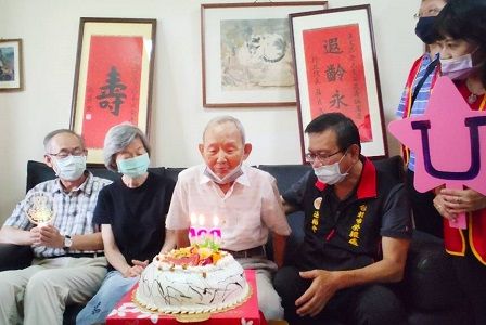臺北市榮民服務處慶祝崔篤恭伯伯100歲嵩壽