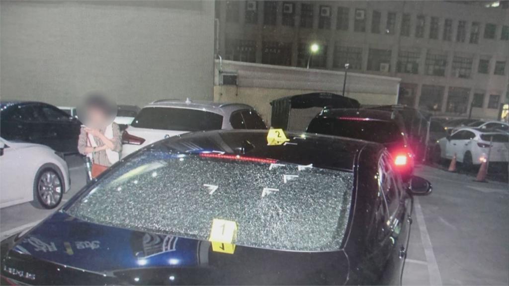 轎車停在停車場疑遭BB槍掃射 擋風玻璃碎裂