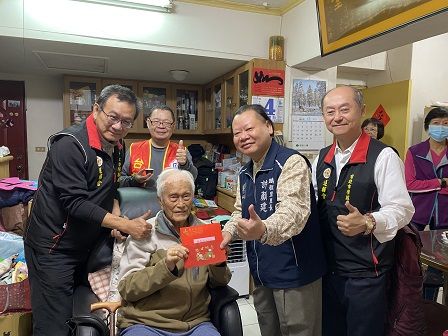 臺北市榮民服務處祝賀郭艮山老先生102歲嵩壽