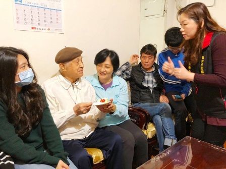 臺北市榮民服務處祝賀榮民譚淞100歲嵩壽