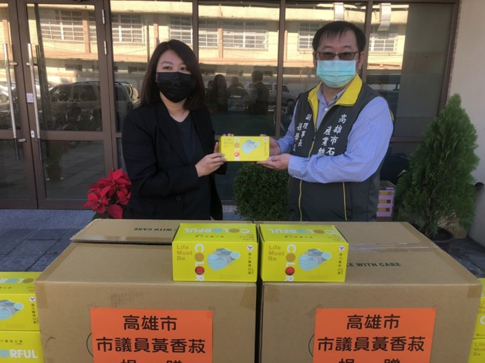 爭勞權也防疫 市議員黄香菽贈送口罩 石化總工會理事長再捐五萬元