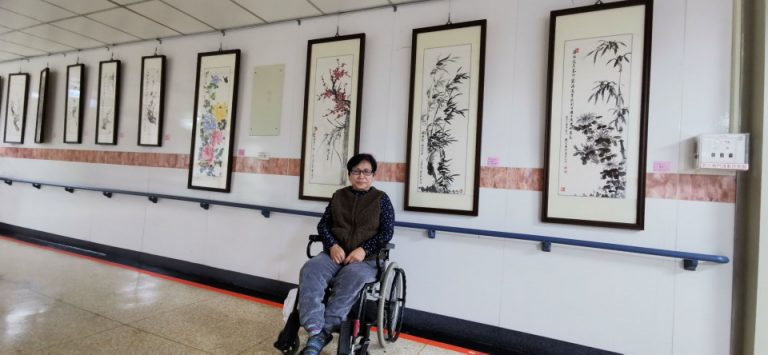 身障女畫家囍芸  國軍台中總醫院辦「花繪說畫」個展並義賣年畫