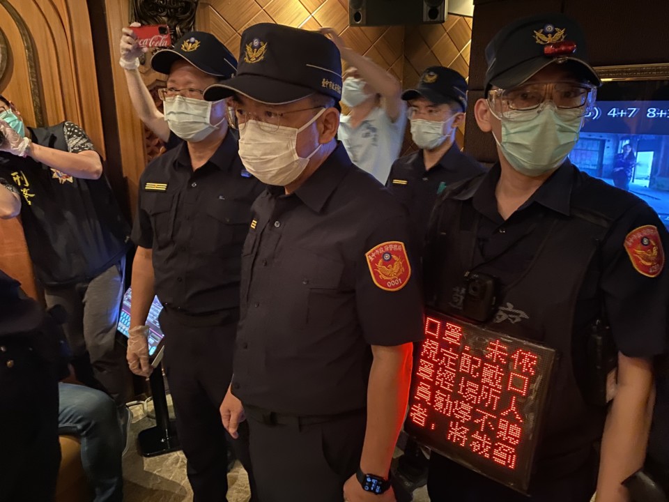 臺中警局長超前部屬親自帶隊稽查酒店和KTV等八大營業場所防堵疫情破口
