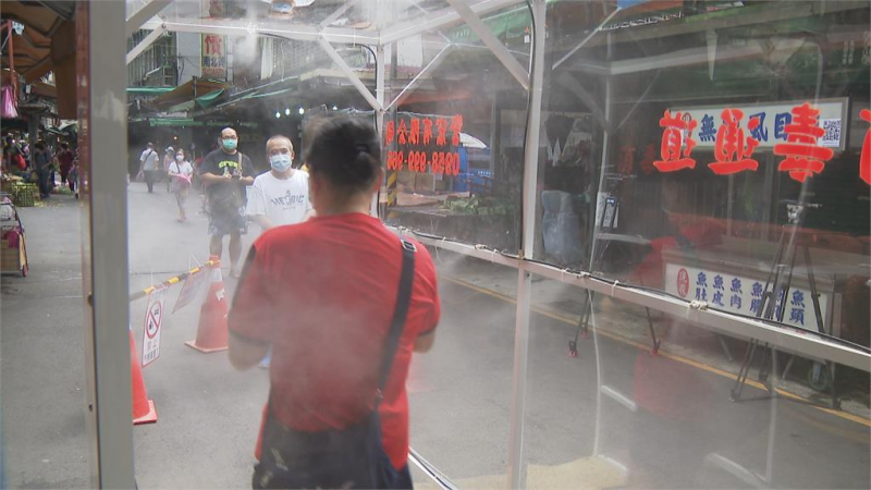 自治會自購3公尺長「噴霧式消毒通道」 　進福和市場買菜全身通通消毒