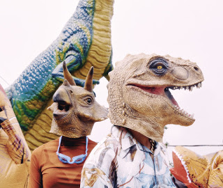 尚未滅絕！恐龍的皮推首張EP 吸引路人圍觀添購頭套治裝