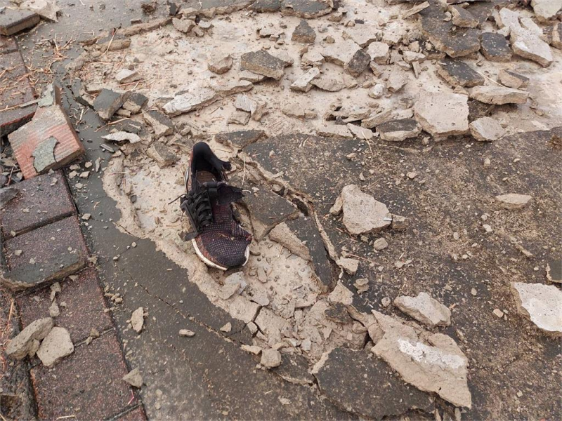 苗栗慢跑男疑遭「雷擊」無生命跡象　鞋被炸開花地板也破裂
