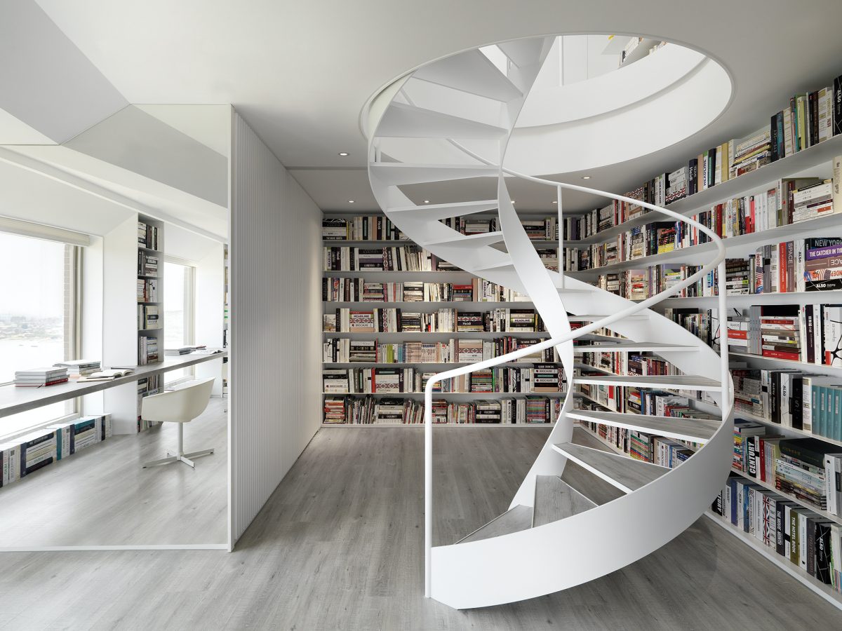 DNA概念旋轉樓梯 讓書成為家中最美的風景：閱DNA