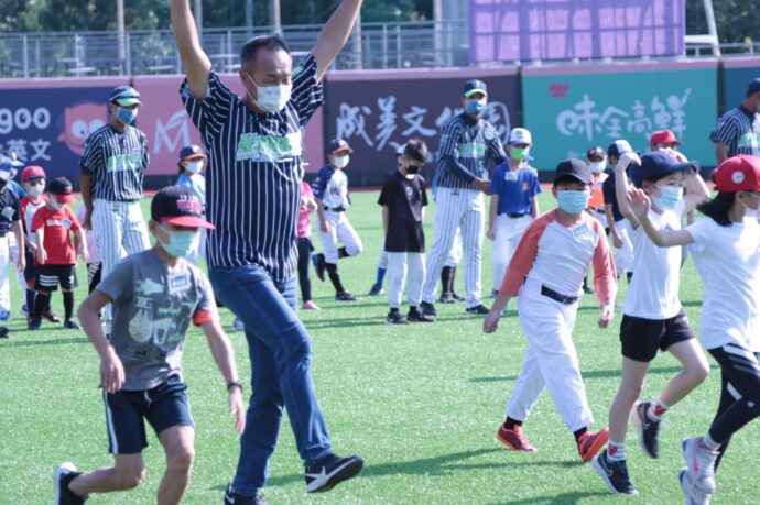 影音／臺北興富發棒球體驗營出擊 疫後新生活運動登場