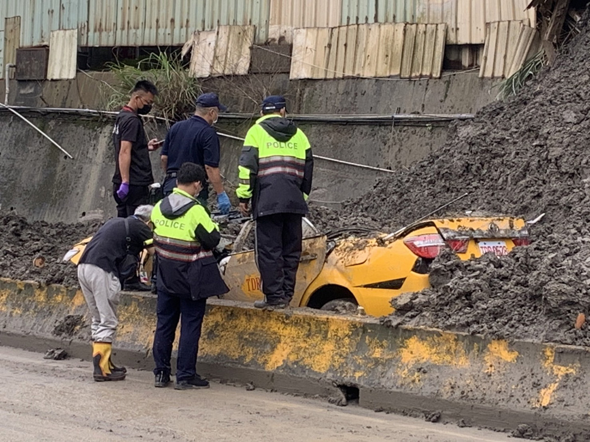 轟！桃園砂石場坍塌　計程車司機遭活埋慘死
